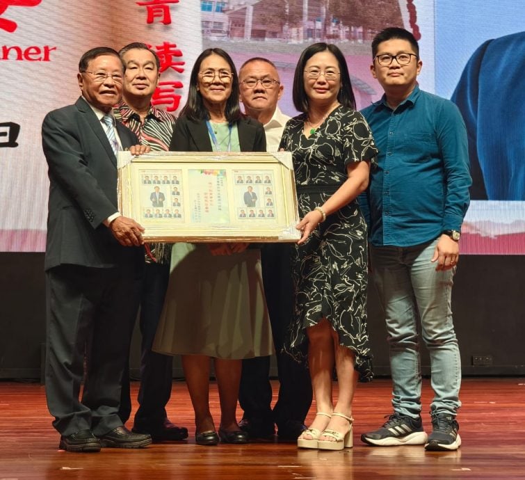 董事长蔡崇伟荣休 捐巴生中华独中6万
