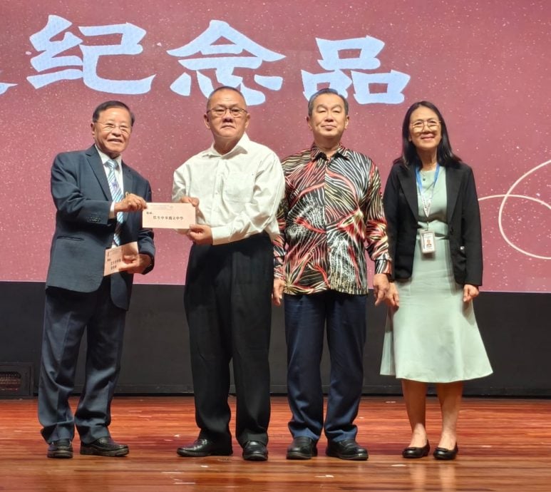 董事长蔡崇伟荣休 捐巴生中华独中6万