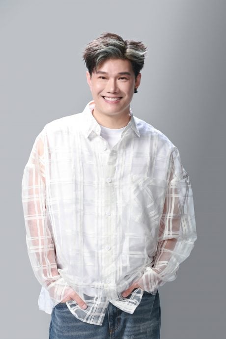 薛家燕为《经典名曲》总决赛开场 张与辰担任表演嘉宾