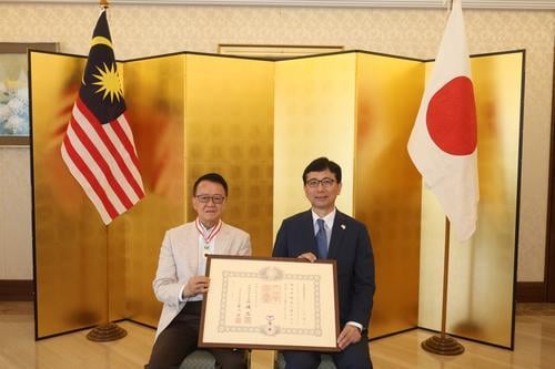 表彰推动日马卓越贡献 日天皇授谢富年“旭日中绶章”