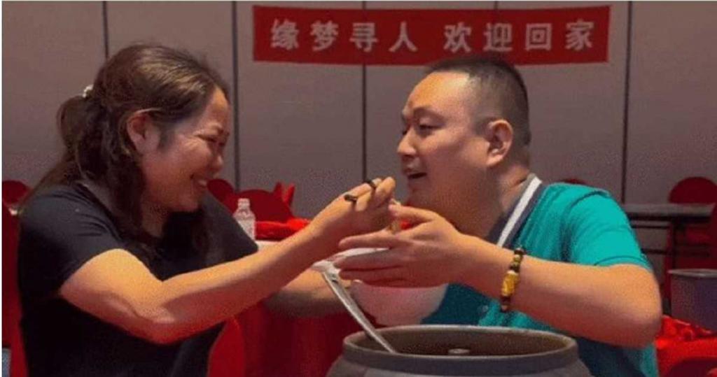 被拐33年儿跪地认亲 富商儿送房圆团圆梦