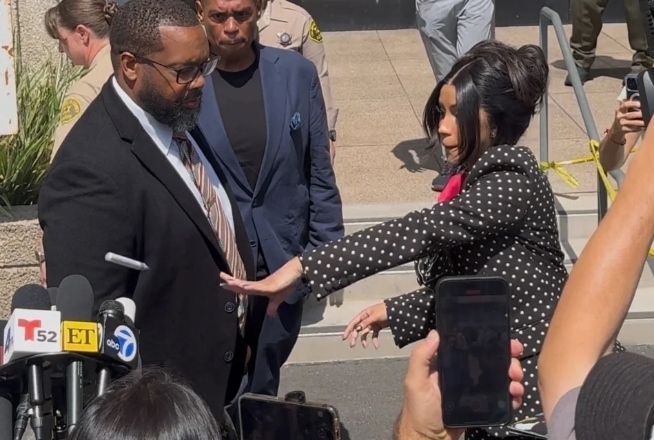 被控打保全案胜诉　卡蒂碧庭外暴怒丢笔