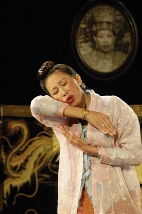 西北孤鸟／上剧场遭遇“排练场”——论《娘惹艾美丽》的两种“冲突”