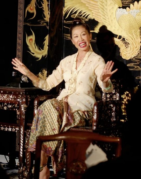 西北孤鸟／上剧场遭遇“排练场”——论《娘惹艾美丽》的两种“冲突”