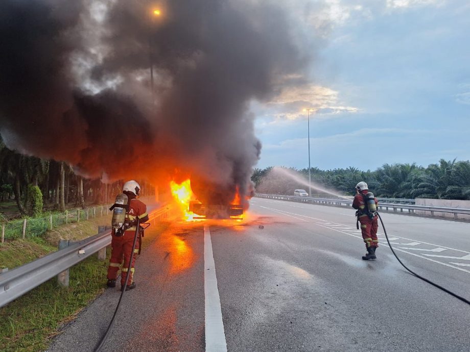 西海岸大道油槽车起火 车毁四成 无人伤亡