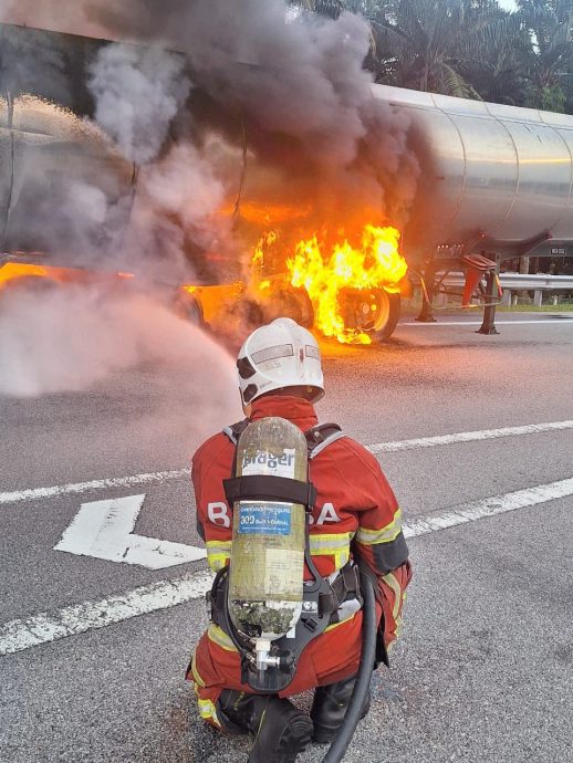 西海岸大道油槽车起火 车毁四成 无人伤亡