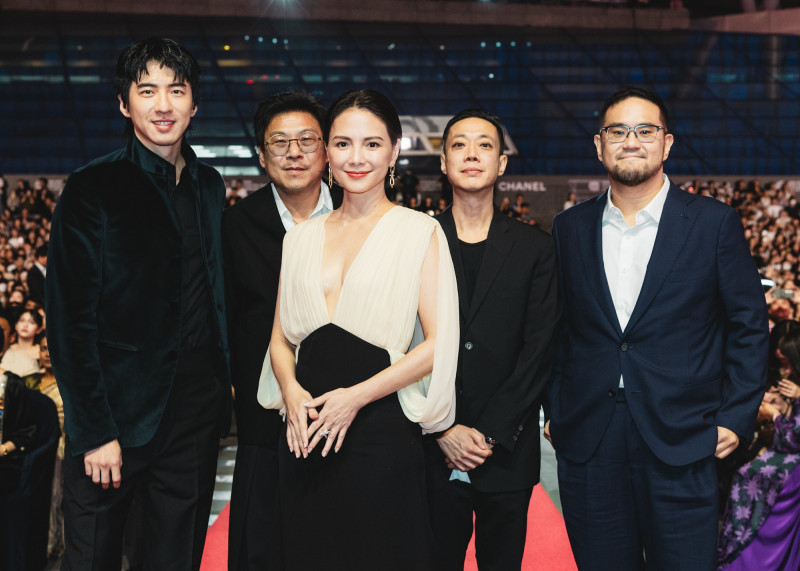 见证恩师张艾嘉釜山领奖 李心洁差点哭出来