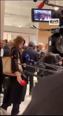 视频| 法前总统判监5年「超模妻子」大暴走　 拔记者麦克风套丢地上