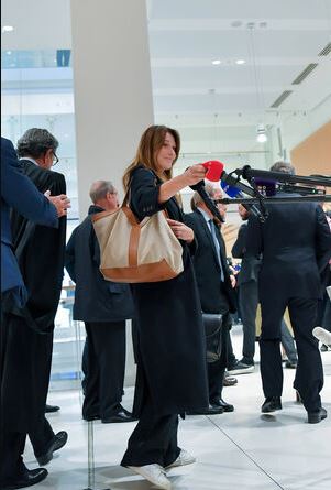 视频| 法前总统判监5年「超模妻子」大暴走　 拔记者麦克风套丢地上