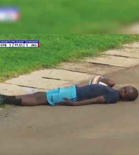 视频| 足球赛踢到一半“全体球员趴地不动” 罕见原因曝光