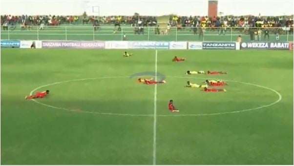 视频| 足球赛踢到一半“全体球员趴地不动” 罕见原因曝光