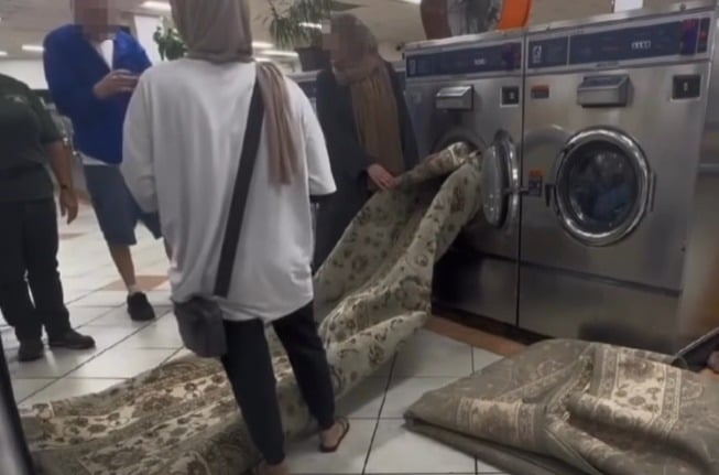视频|2女硬塞巨型地毯进洗衣机 网吐槽:最该清洗的是脑袋