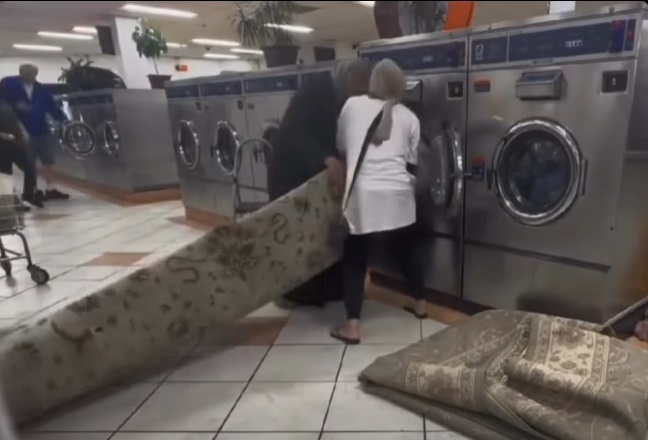 视频|2女硬塞巨型地毯进洗衣机 网吐槽:最该清洗的是脑袋