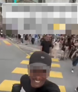 视频|“假砸砖头吓路人”引众怒 网民促警方抓人