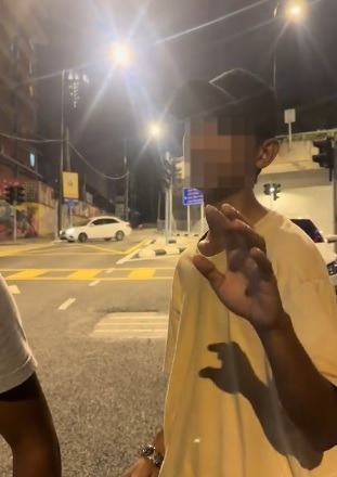 视频|“快移走不然砸你车！” 非法看车童收费被拒还态度嚣张