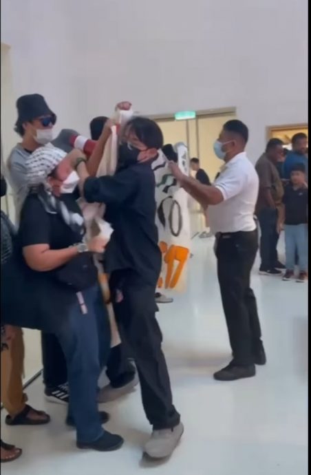 视频|“演员”TRX苹果店快闪 反苹果挺巴勒斯坦