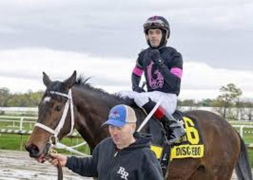 视频|勇救友人失控赛马 美国骑师舍名次赢尊重