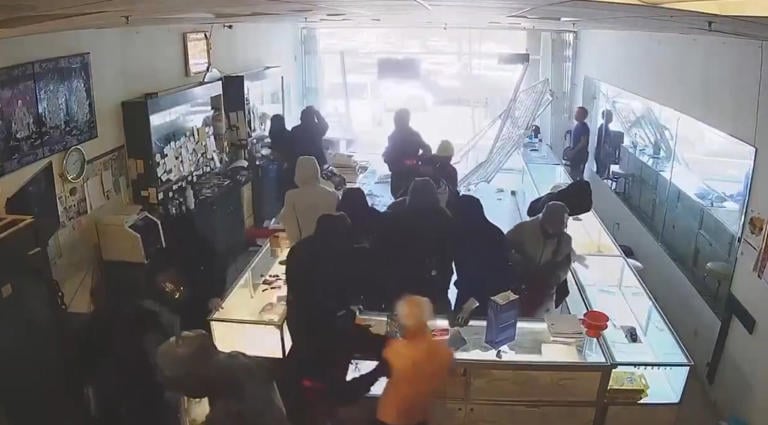 视频|十余匪驾车撞入珠宝店抢劫 88岁亚裔业者被推倒受伤中风