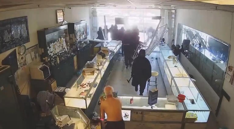 视频|十余匪驾车撞入珠宝店抢劫 88岁亚裔业者被推倒受伤中风