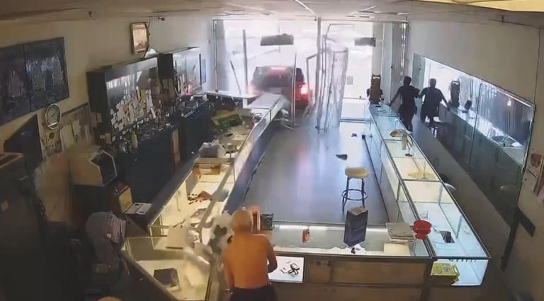 视频|十余匪驾车撞入珠宝店抢劫 88岁亚裔业者被推倒受伤中风