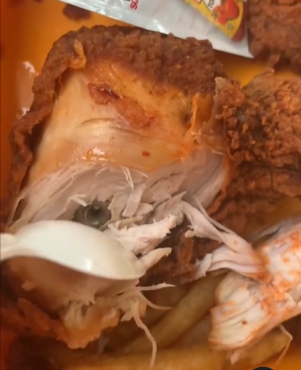 视频|吃炸鸡竟有螺丝母! 网酸“这鸡出过车祸”