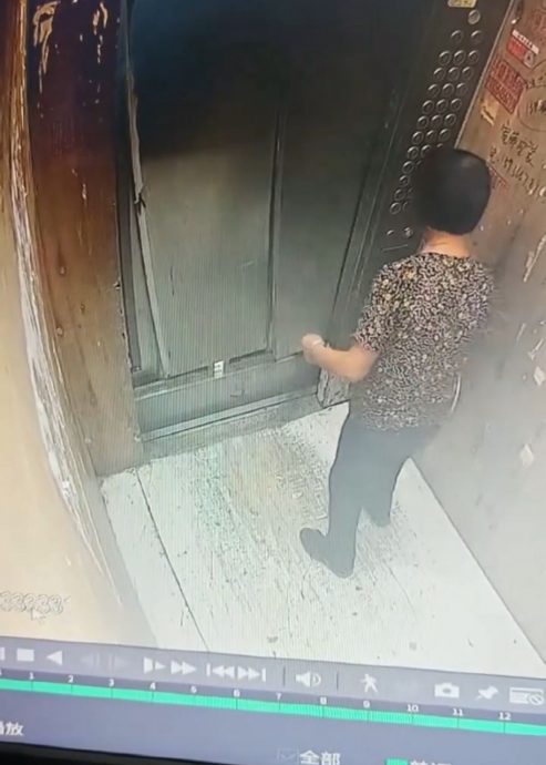 视频|大妈柴刀掉电梯缝隙 下秒电梯门整个崩坏