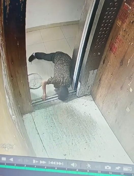 视频|大妈柴刀掉电梯缝隙 下秒电梯门整个崩坏