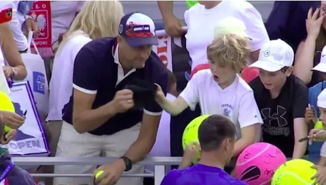  视频|大男人抢小孩帽子引众怒 身份遭起底竟是富豪CEO！