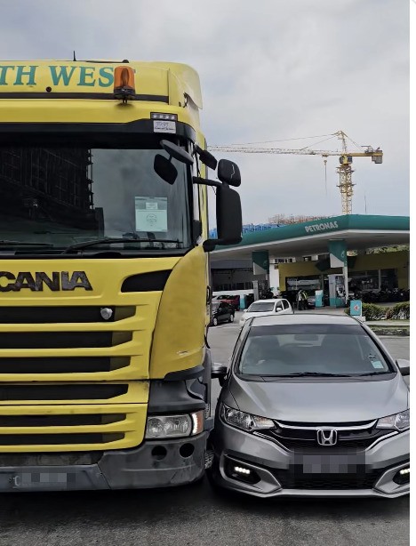 视频|插队撞大罗里画面曝光 轿车被刮司机不敢索赔