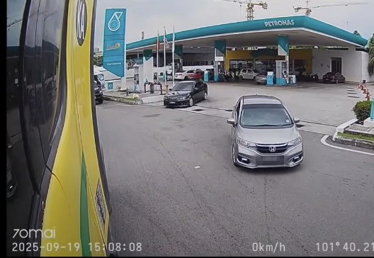 视频|插队撞大罗里画面曝光 轿车被刮司机不敢索赔