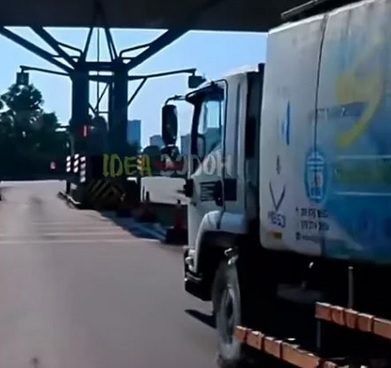 视频|收费站前狂飙插队急刹 垃圾车污水洒满地引公愤