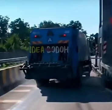 视频|收费站前狂飙插队急刹 垃圾车污水洒满地引公愤