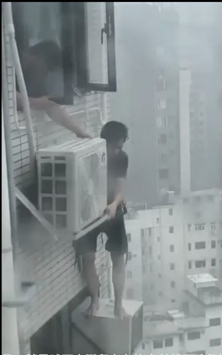 视频|港男台风天冒险爬窗固定冷气 赤脚踩楼下冷气机被斥不要命
