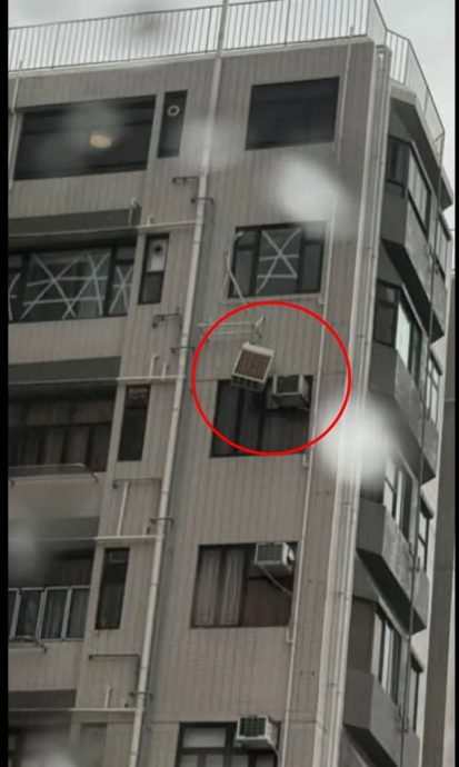 视频|港男台风天冒险爬窗固定冷气 赤脚踩楼下冷气机被斥不要命