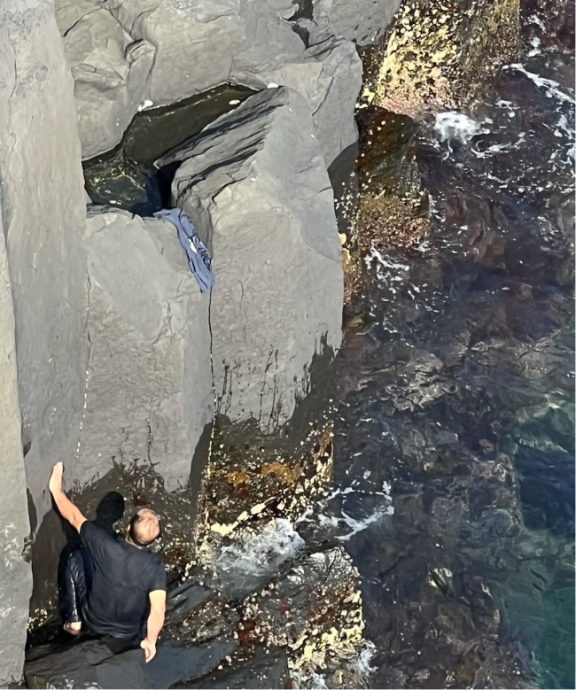 视频|用嘴紧咬头发救下坠海女 中籍残疾游客获赞真英雄!