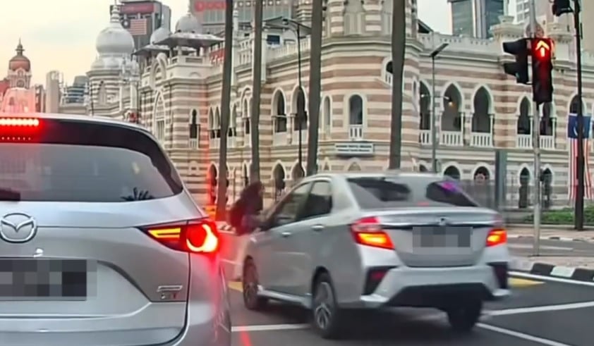 视频|电召车斑马线前闯红灯 女子机警闪过 一只鞋甩飞