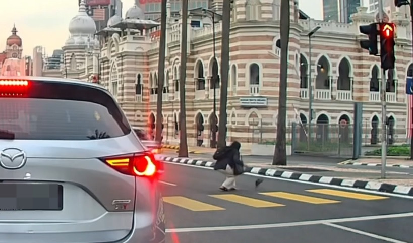 视频|电召车斑马线前闯红灯 女子机警闪过 一只鞋甩飞