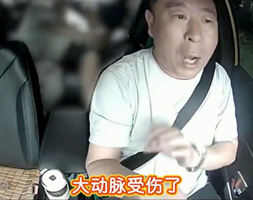 视频|男子动脉出血拦德士求助 司机闯2红灯7分钟送医抢救