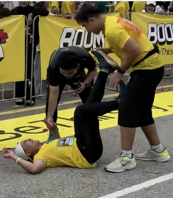 视频|男子参加马拉松抽筋倒下 3选手扛他冲线赢全网掌声