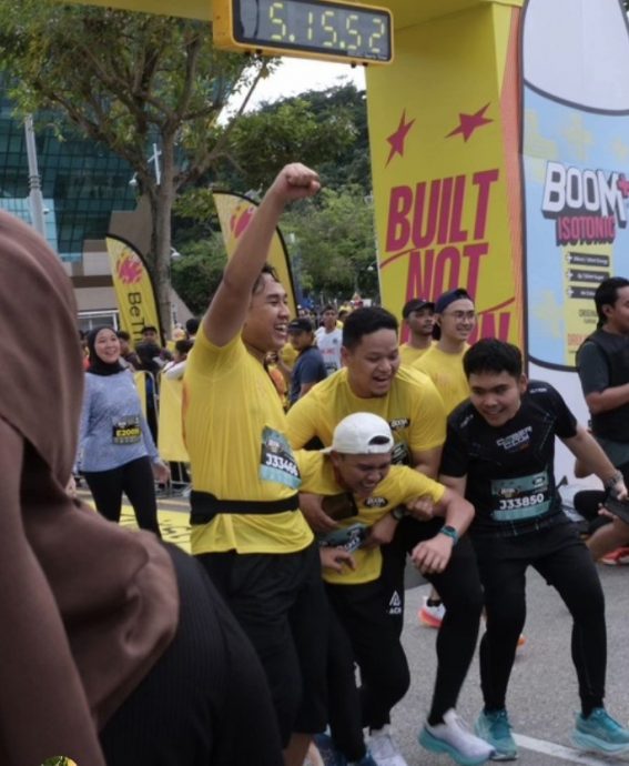 视频|男子参加马拉松抽筋倒下 3选手扛他冲线赢全网掌声