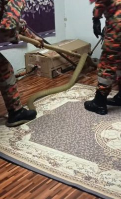 视频|眼镜王蛇登堂入室引惊慌 3消拯员搏斗3分钟费劲擒获