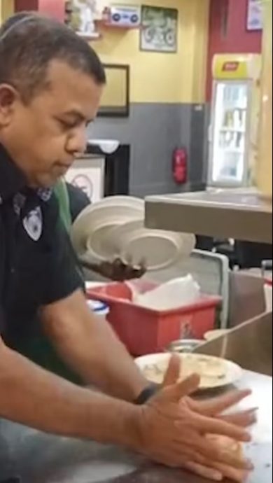 视频|称“快退休”要磨练手艺 阿育汉会做Roti Canai 网民揪团去吃