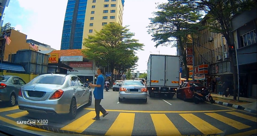 视频|轿车司机无视红灯直驶 险撞过斑马线盲人挨轰