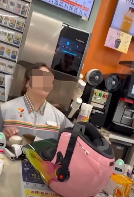  视频|遭女奥客刁难呛声 女店员情绪崩溃下跪磕头 “都是我的错！”