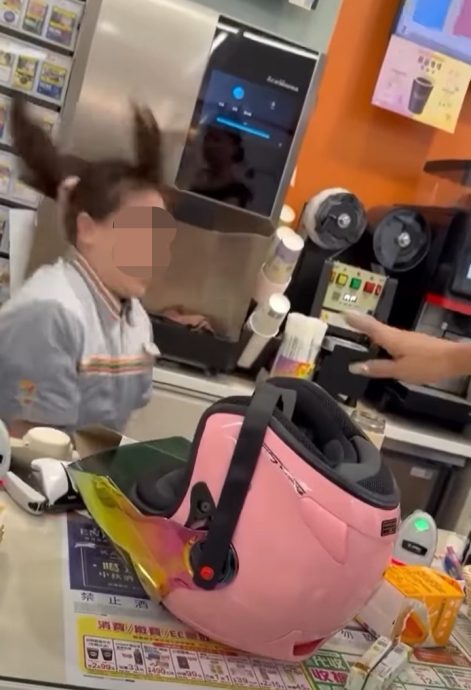  视频|遭女奥客刁难呛声 女店员情绪崩溃下跪磕头 “都是我的错！”