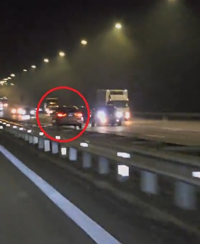 视频|醉驾还是走错路？ 轿车在大道上逆行挨批