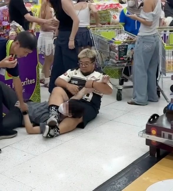  视频｜ 小偷超商行窃 男子经典“夺命剪刀脚”擒贼