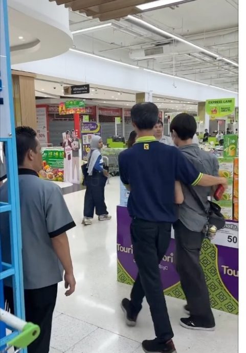  视频｜ 小偷超商行窃 男子经典“夺命剪刀脚”擒贼