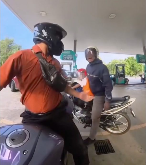 视频｜一句道歉被嫌没诚意没解气  骑士怒堵对方油站互骂