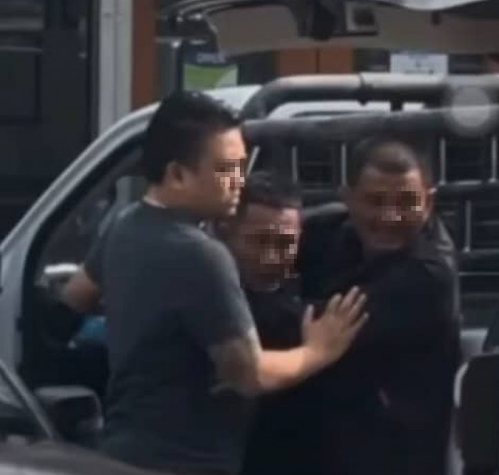 警员拔枪砸窗  擒拿通缉犯